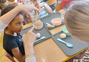 ,,Eksperymenty z jajkiem” - Wielkanocne warsztaty z KidsLab w grupie V