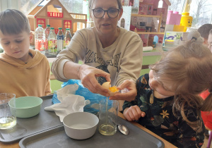,,Eksperymenty z jajkiem” - Wielkanocne warsztaty z KidsLab w grupie V