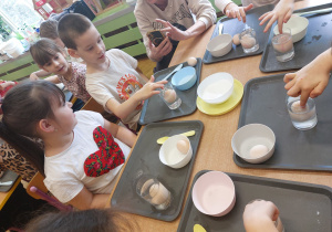 ,,Eksperymenty z jajkiem” - Wielkanocne warsztaty z KidsLab w grupie V
