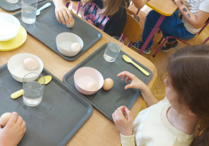 ,,Eksperymenty z jajkiem” - Wielkanocne warsztaty z KidsLab w grupie V