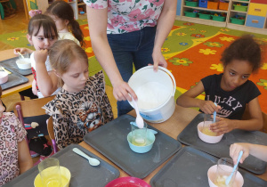 ,,Eksperymenty z jajkiem” - Wielkanocne warsztaty z KidsLab w grupie V