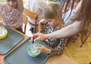 ,,Eksperymenty z jajkiem” - Wielkanocne warsztaty z KidsLab w grupie V