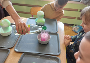 ,,Eksperymenty z jajkiem” - Wielkanocne warsztaty z KidsLab w grupie V