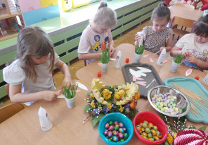 ,,Eksperymenty z jajkiem” - Wielkanocne warsztaty z KidsLab w grupie V