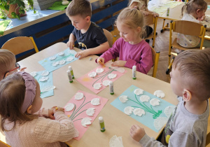 „Pierwsze wiosenne kwiatki” – sensorycznie i artystycznie w grupie I maluszków