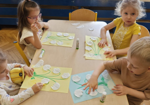 „Pierwsze wiosenne kwiatki” – sensorycznie i artystycznie w grupie I maluszków
