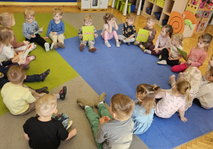 „Pierwsze wiosenne kwiatki” – sensorycznie i artystycznie w grupie I maluszków