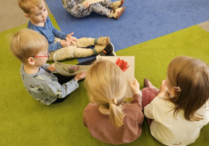 „Pierwsze wiosenne kwiatki” – sensorycznie i artystycznie w grupie I maluszków