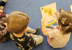 „Pierwsze wiosenne kwiatki” – sensorycznie i artystycznie w grupie I maluszków