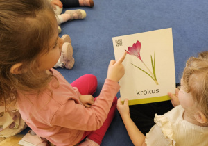 „Pierwsze wiosenne kwiatki” – sensorycznie i artystycznie w grupie I maluszków