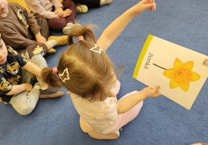 „Pierwsze wiosenne kwiatki” – sensorycznie i artystycznie w grupie I maluszków