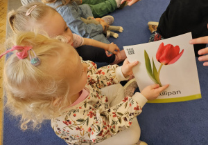 „Pierwsze wiosenne kwiatki” – sensorycznie i artystycznie w grupie I maluszków