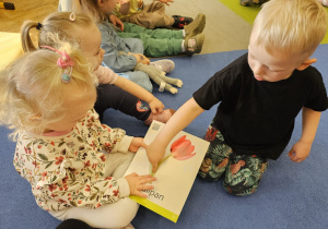 „Pierwsze wiosenne kwiatki” – sensorycznie i artystycznie w grupie I maluszków