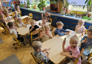 „Pierwsze wiosenne kwiatki” – sensorycznie i artystycznie w grupie I maluszków