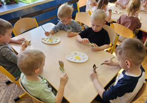 „Pierwsze wiosenne kwiatki” – sensorycznie i artystycznie w grupie I maluszków