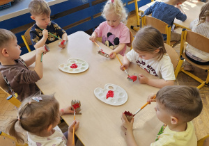 „Pierwsze wiosenne kwiatki” – sensorycznie i artystycznie w grupie I maluszków