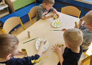 „Pierwsze wiosenne kwiatki” – sensorycznie i artystycznie w grupie I maluszków