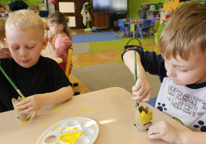 „Pierwsze wiosenne kwiatki” – sensorycznie i artystycznie w grupie I maluszków