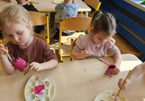 „Pierwsze wiosenne kwiatki” – sensorycznie i artystycznie w grupie I maluszków