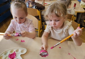 „Pierwsze wiosenne kwiatki” – sensorycznie i artystycznie w grupie I maluszków