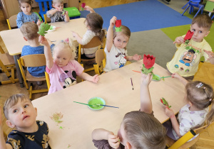 „Pierwsze wiosenne kwiatki” – sensorycznie i artystycznie w grupie I maluszków