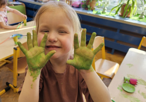 „Pierwsze wiosenne kwiatki” – sensorycznie i artystycznie w grupie I maluszków