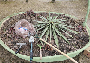 „Pierwsze wiosenne kwiatki” – sensorycznie i artystycznie w grupie I maluszków