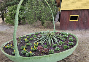 „Pierwsze wiosenne kwiatki” – sensorycznie i artystycznie w grupie I maluszków