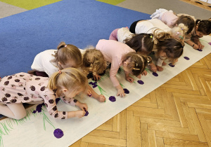 „Pierwsze wiosenne kwiatki” – sensorycznie i artystycznie w grupie I maluszków