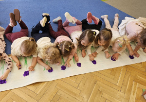 „Pierwsze wiosenne kwiatki” – sensorycznie i artystycznie w grupie I maluszków
