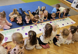 „Pierwsze wiosenne kwiatki” – sensorycznie i artystycznie w grupie I maluszków