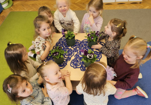 „Pierwsze wiosenne kwiatki” – sensorycznie i artystycznie w grupie I maluszków