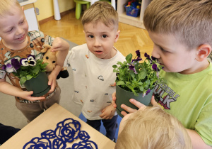 „Pierwsze wiosenne kwiatki” – sensorycznie i artystycznie w grupie I maluszków