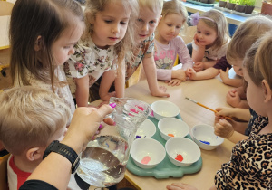 „Pierwsze wiosenne kwiatki” – sensorycznie i artystycznie w grupie I maluszków