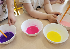 „Pierwsze wiosenne kwiatki” – sensorycznie i artystycznie w grupie I maluszków