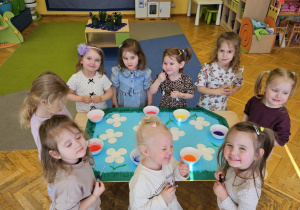 „Pierwsze wiosenne kwiatki” – sensorycznie i artystycznie w grupie I maluszków