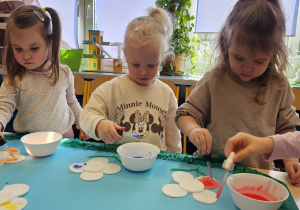 „Pierwsze wiosenne kwiatki” – sensorycznie i artystycznie w grupie I maluszków