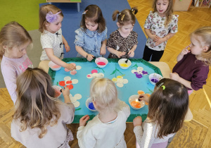„Pierwsze wiosenne kwiatki” – sensorycznie i artystycznie w grupie I maluszków