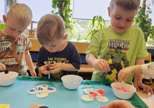 „Pierwsze wiosenne kwiatki” – sensorycznie i artystycznie w grupie I maluszków