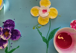 „Pierwsze wiosenne kwiatki” – sensorycznie i artystycznie w grupie I maluszków