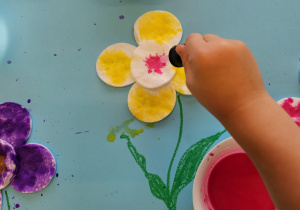 „Pierwsze wiosenne kwiatki” – sensorycznie i artystycznie w grupie I maluszków