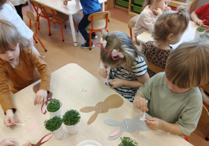 Wielkanocne zabawy plastyczne w grupie IX