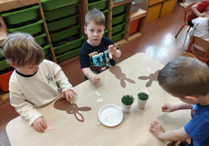 Wielkanocne zabawy plastyczne w grupie IX