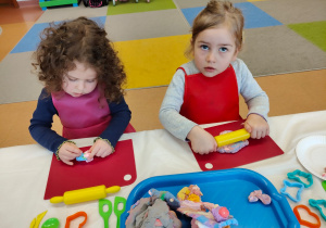 Wielkanocne zabawy plastyczne w grupie IX