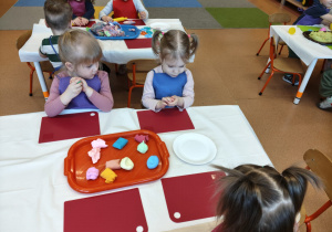 Wielkanocne zabawy plastyczne w grupie IX