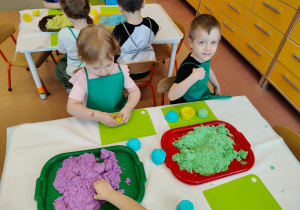 Wielkanocne zabawy plastyczne w grupie IX