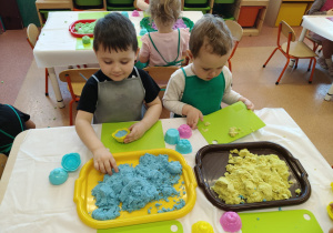 Wielkanocne zabawy plastyczne w grupie IX