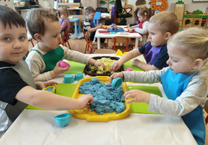 Wielkanocne zabawy plastyczne w grupie IX