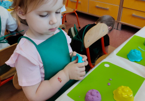 Wielkanocne zabawy plastyczne w grupie IX