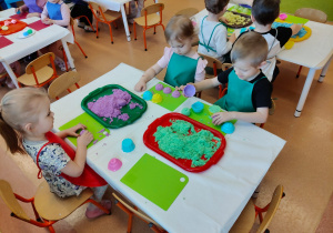 Wielkanocne zabawy plastyczne w grupie IX